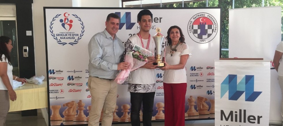 Türkiye Gençler şampiyonu FM Deniz ÖZE